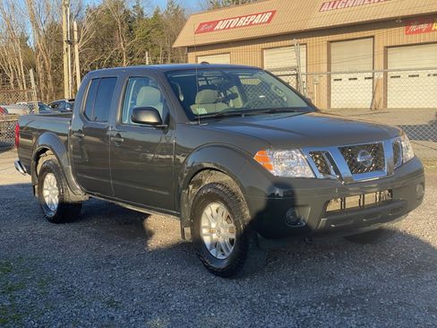 Used 2015 Nissan Frontier SV image 3