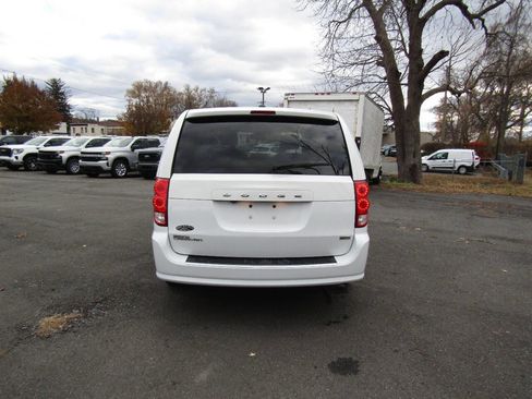 Used 2019 Dodge Grand Caravan SE w/ UConnect Hands-Free Group image 7