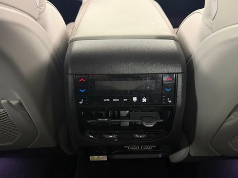 Used 2022 Jeep Grand Cherokee Overland w/ Luxury Tech Group IV AWD/4WD image 29