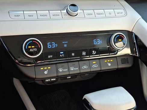 Used 2024 Hyundai Elantra Limited FWD image 17
