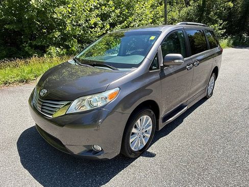 Used 2013 Toyota Sienna Limited w/ Premium Pkg FWD image 2