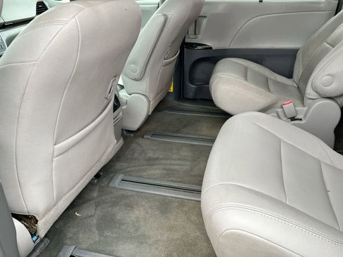 Used 2015 Toyota Sienna XLE Premium image 18