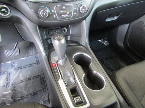 Used 2019 Chevrolet Equinox LT FWD image 18
