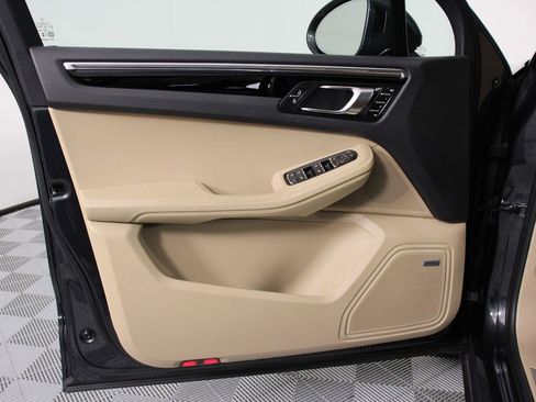 Certified 2025 Porsche Macan S image 20