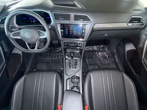 Certified 2022 Volkswagen Tiguan SE FWD image 24