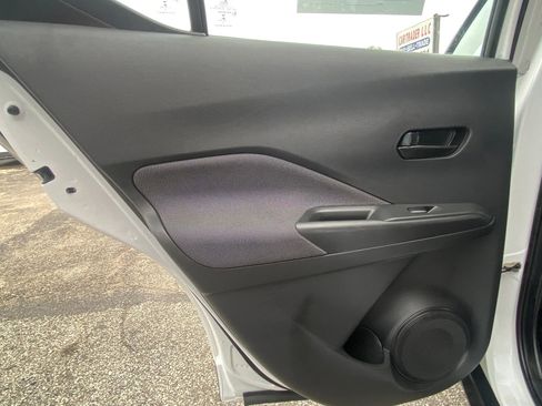 Used 2018 Nissan Kicks S FWD image 13