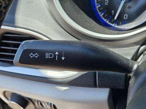 Used 2023 Chrysler Pacifica Touring-L FWD image 15