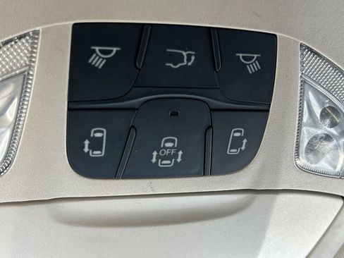 Used 2023 Chrysler Pacifica Touring-L FWD image 17
