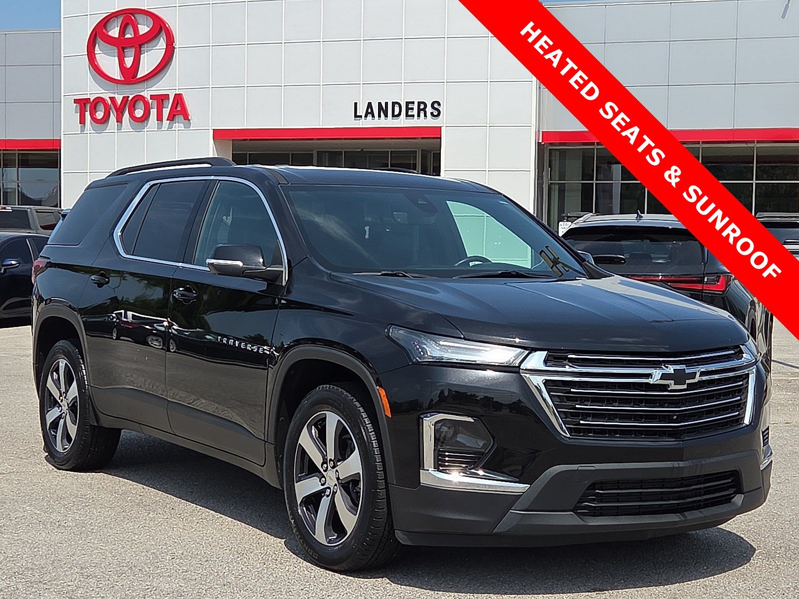 Used 2023 Chevrolet Traverse LT w/ LT Premium Package FWD image 1
