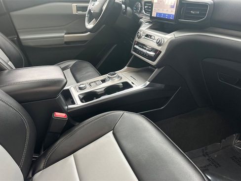 Used 2022 Ford Explorer XLT image 19