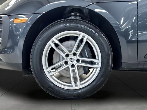 Certified 2025 Porsche Macan image 12