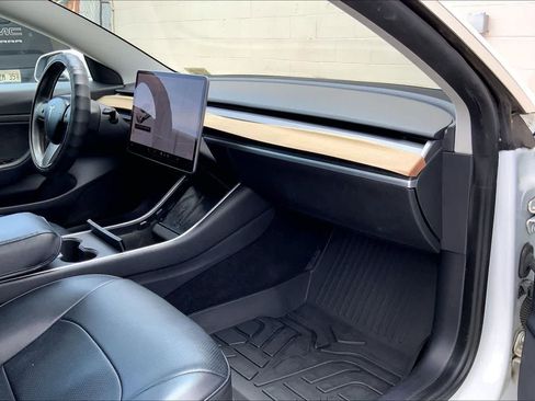 Used 2020 Tesla Model 3 Standard Range Plus image 23