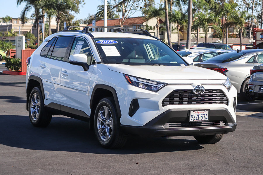 Used 2025 Toyota RAV4 LE AWD/4WD image 3