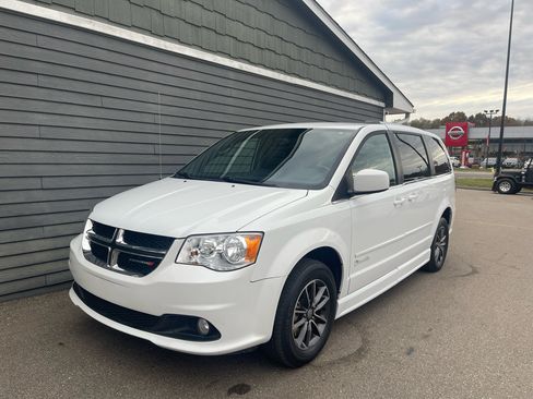 Used 2017 Dodge Grand Caravan SXT image 16