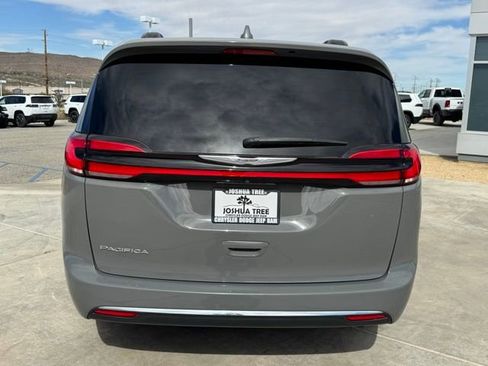 Used 2022 Chrysler Pacifica Touring-L image 5