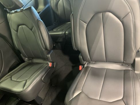 New 2026 Chrysler Pacifica Select image 13