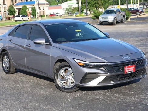 Used 2025 Hyundai Elantra SE FWD image 2