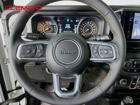 Used 2025 Jeep Wrangler Unlimited Sahara AWD/4WD image 14
