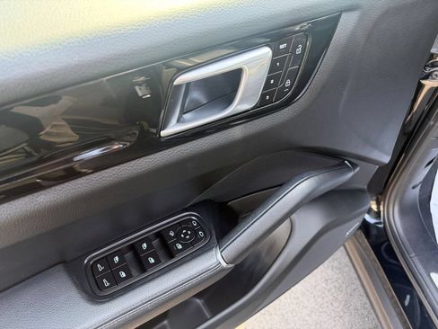 Used 2022 Porsche Cayenne AWD/4WD image 10