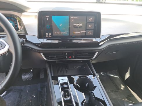 Used 2025 Volkswagen Atlas Cross Sport SE FWD image 19