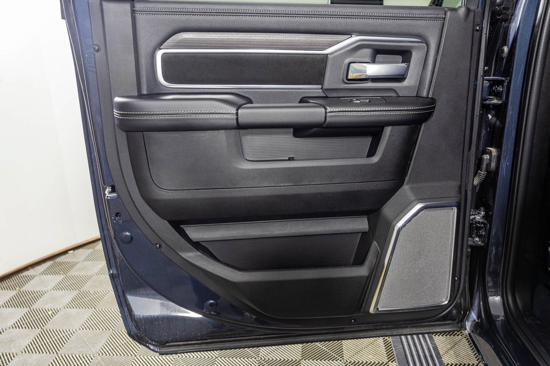 New 2026 RAM 3500 Laramie AWD/4WD image 40