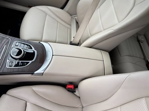 Used 2018 Mercedes-Benz GLC 300 4MATIC w/ Premium Package image 30