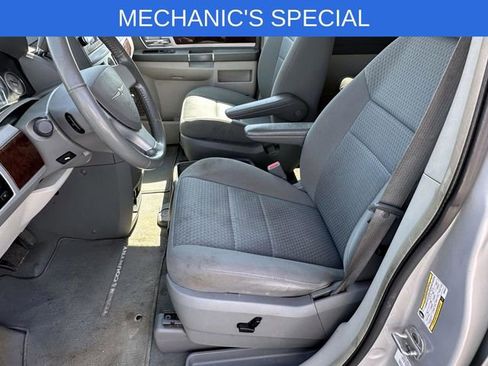 Used 2010 Chrysler Town & Country Touring w/ Heated Seat Group FWD image 16