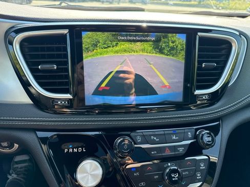 Used 2026 Chrysler Pacifica Limited FWD image 32