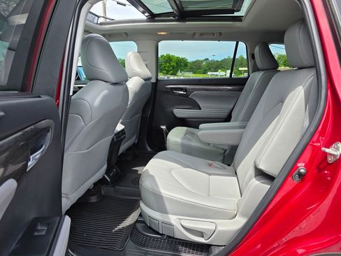 Used 2023 Toyota Highlander Platinum FWD image 33