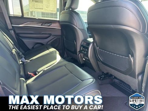 Used 2024 Jeep Grand Cherokee Limited w/ Luxury Tech Group II image 40