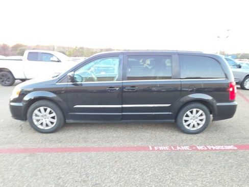 Used 2015 Chrysler Town & Country Touring image 4