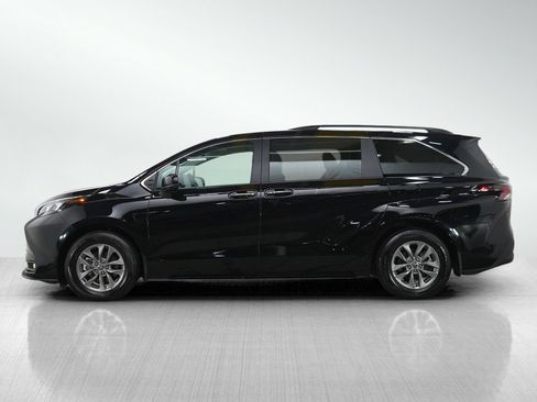 Used 2026 Toyota Sienna XLE AWD/4WD image 2