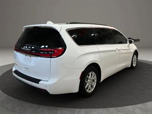 Used 2022 Chrysler Pacifica Touring-L FWD image 4