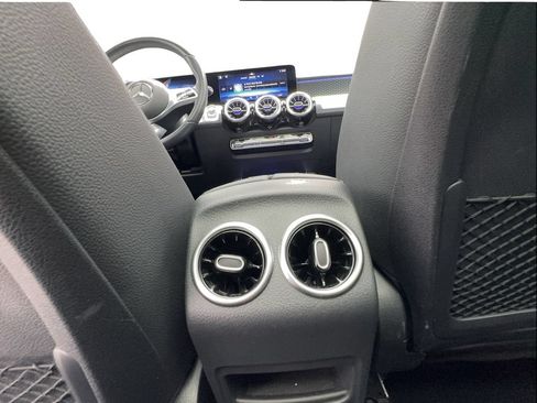 Used 2025 Mercedes-Benz GLB 250 4MATIC image 35