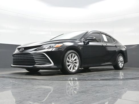 Used 2021 Toyota Camry LE FWD image 24