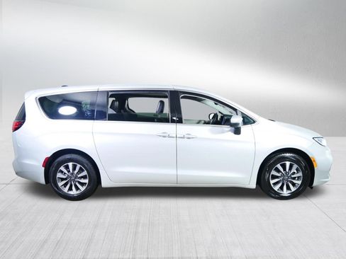 Used 2023 Chrysler Pacifica Touring-L FWD image 8