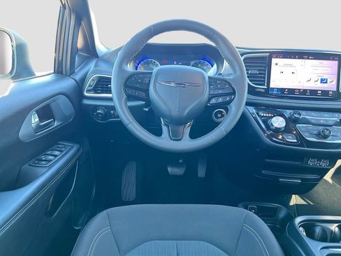 Used 2023 Chrysler Pacifica Touring FWD image 21
