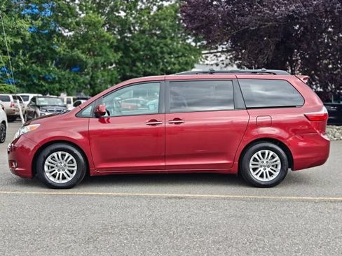 Used 2017 Toyota Sienna XLE w/ XLE Navigation Package FWD image 4