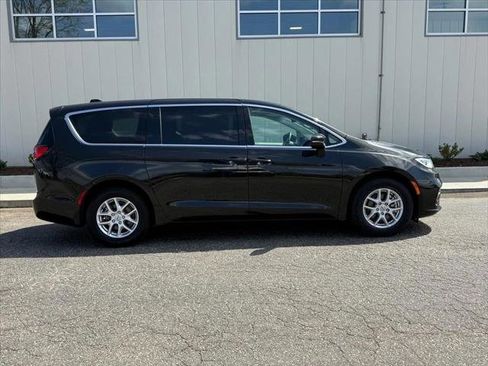 Certified 2023 Chrysler Pacifica Touring-L FWD image 2