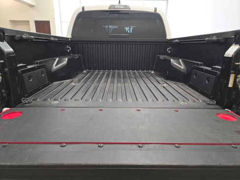 Used 2018 Toyota Tacoma SR5 AWD/4WD image 30