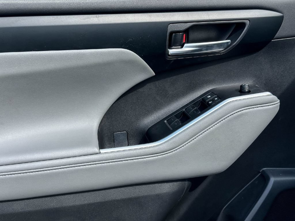 Certified 2025 Toyota Highlander XLE FWD image 17