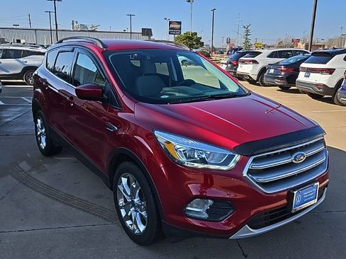 Used 2017 Ford Escape SE w/ Equipment Group 201A image 3