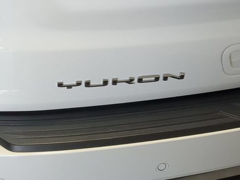 Used 2025 GMC Yukon AT4 w/ AT4 Premium Package AWD/4WD image 16