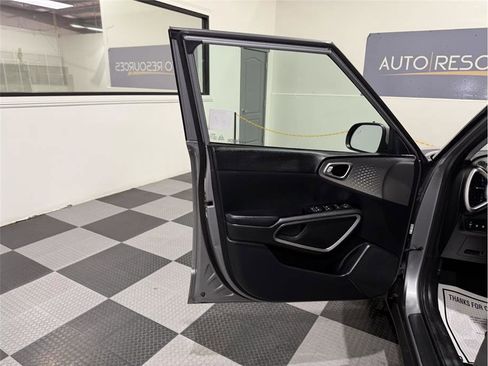 Used 2023 Kia Soul LX w/ LX Technology Package image 13