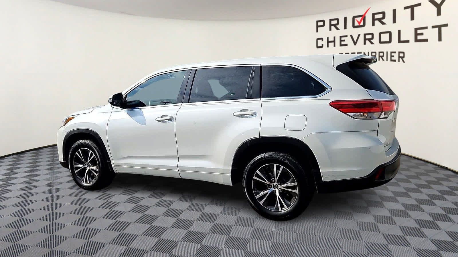 Used 2017 Toyota Highlander LE FWD image 6