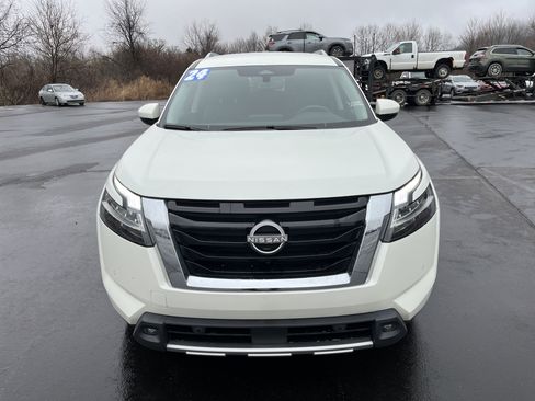Used 2024 Nissan Pathfinder SL image 2