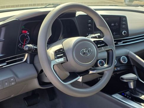 Used 2021 Hyundai Elantra SE FWD image 13