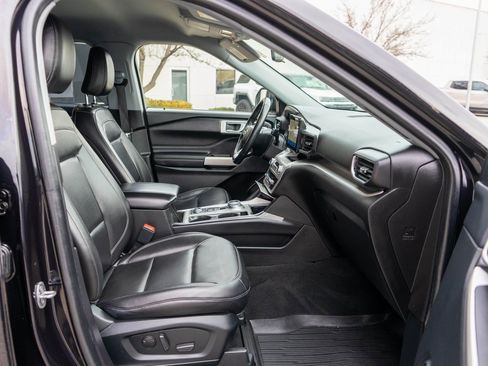 Used 2022 Ford Explorer XLT w/ Equipment Group 202A image 10