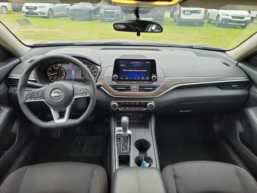 Used 2025 Nissan Altima 2.5 SV FWD image 11