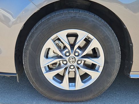 Used 2023 Toyota Sienna XLE FWD image 25